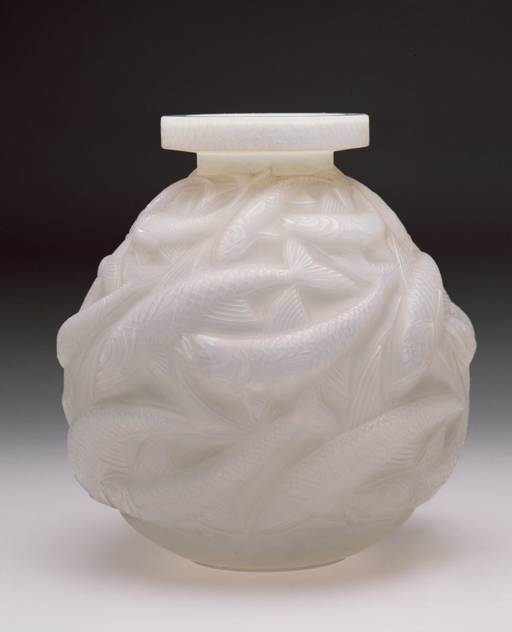 Laksevase, 1928 (hvidt opaliserende glas) af Rene Jules Lalique