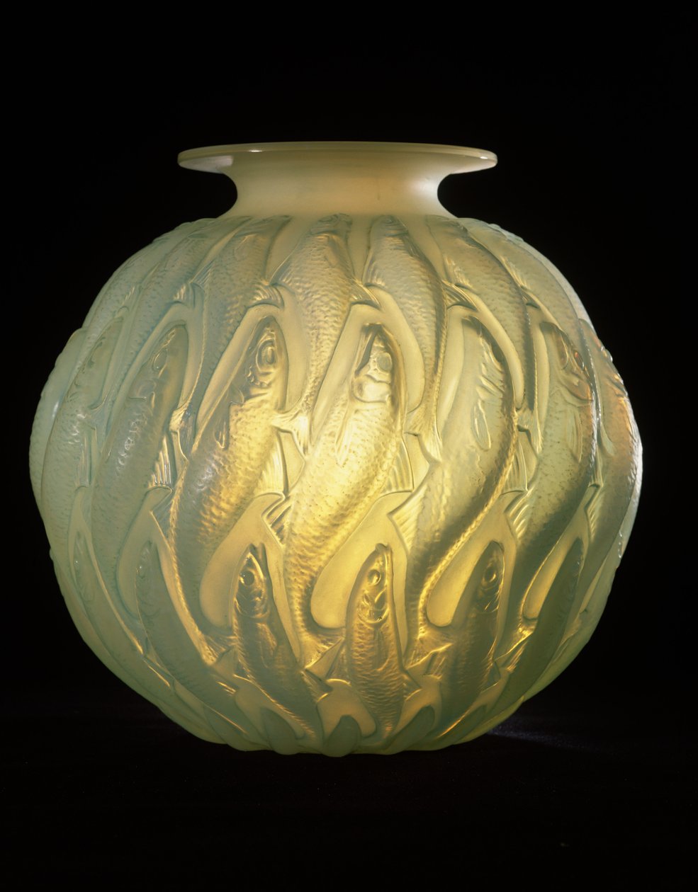 Laksevase, 1928 (hvidt opaliserende glas) af Rene Jules Lalique