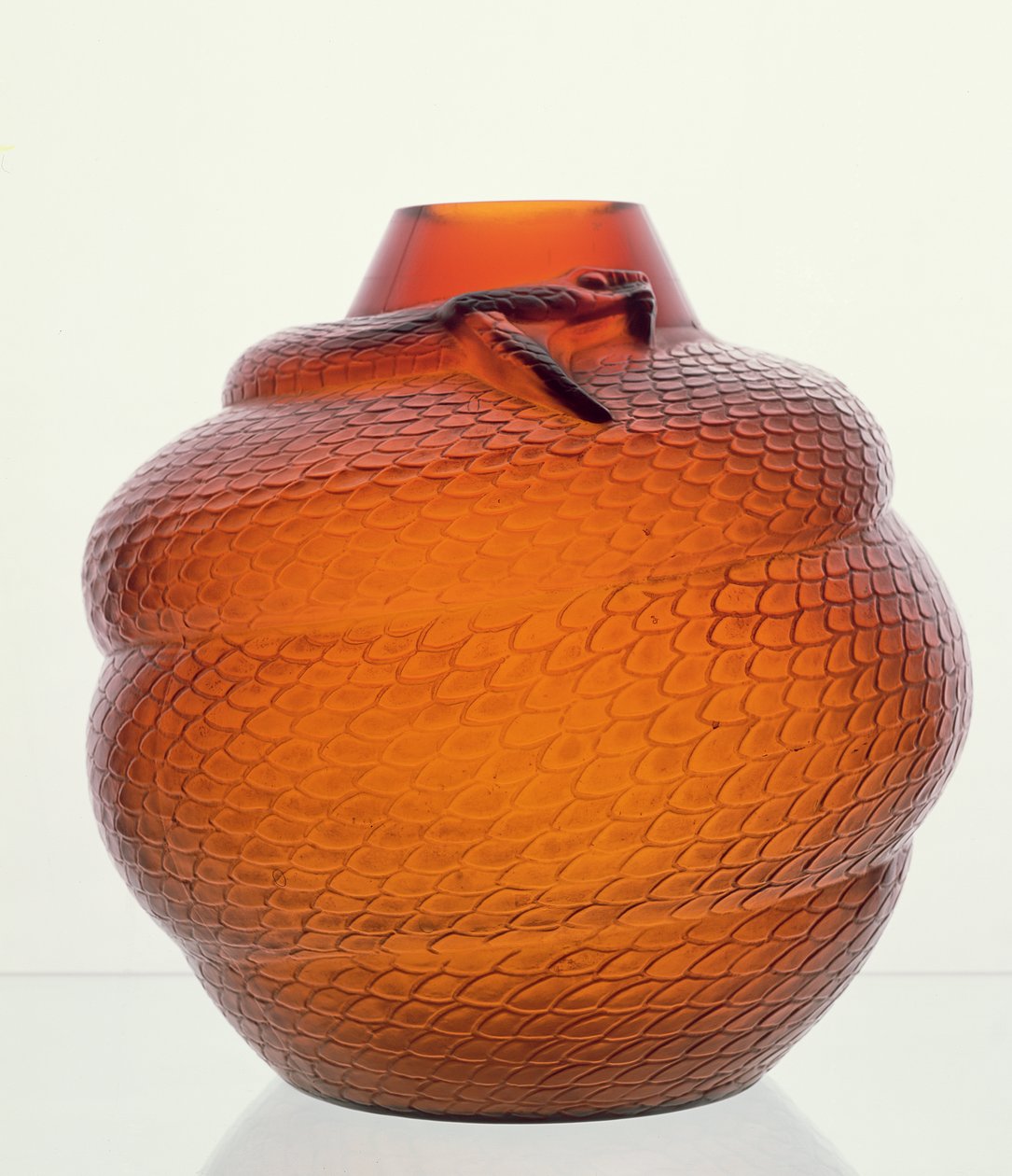 Slange, ovalt ravfarvet glasvase af Lalique af Rene Jules Lalique