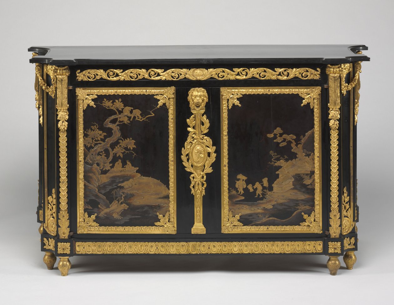 Kommode (kommode), ca. 1765-1770 (ibenholtsfiner med japanske lakpaneler, forgyldte bronzebeslag og marmorplade) af Rene Dubois