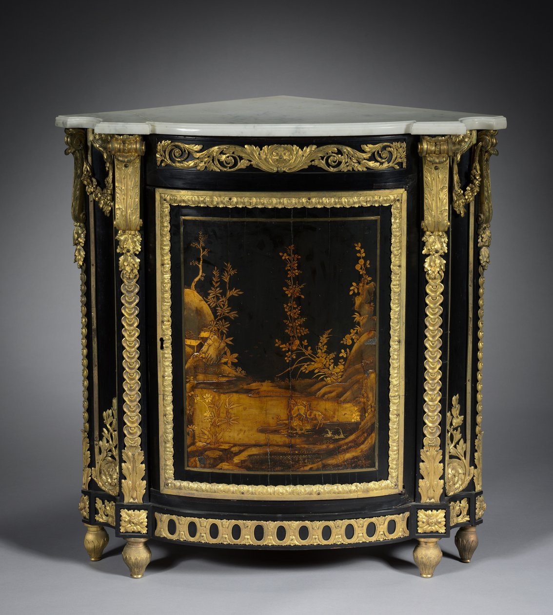 Hjørneskab, ca. 1765-1770 (ibenholtsfiner, japansk lak, forgyldte bronzebeslag) af Rene Dubois