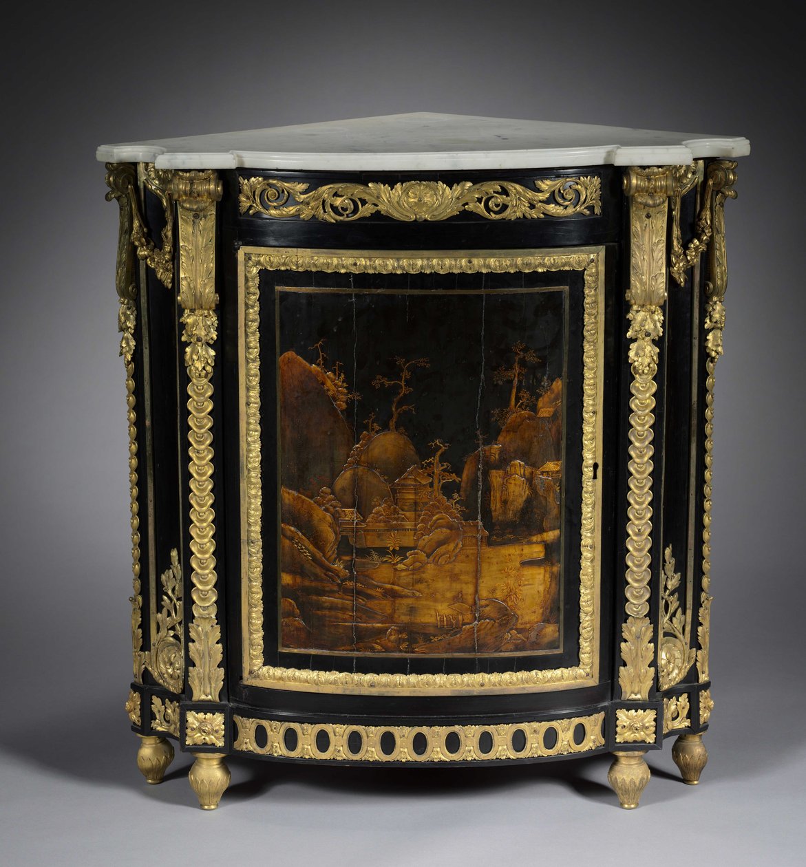 Hjørneskab, ca. 1765-1770 (ibenholtsfiner, japansk lak, forgyldte bronzebeslag) af Rene Dubois