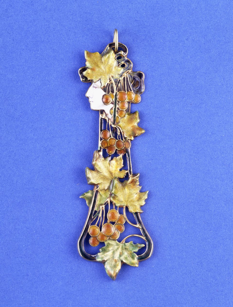 Et Lalique-vedhæng, formet som et jugendpigehoved i profil, ca. 1900 (metal, emalje) af Rene Jules Lalique