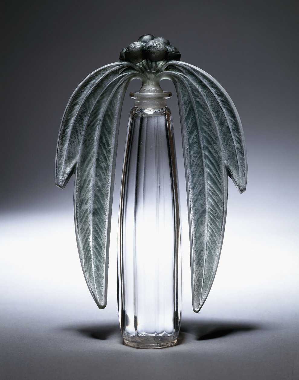 Bouchon Eucalyptus, nr. 507, ca. 1919 (klart, matteret og grønt farvet glas) af Rene Jules Lalique
