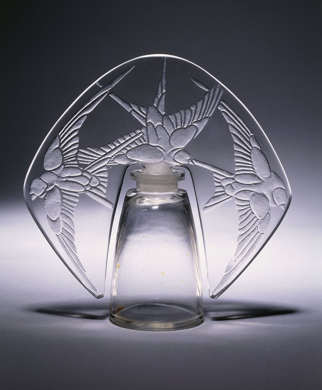 Bouchon Trois Hirondelles nr. 496, ca. 1920 (klart og matteret glas) af Rene Jules Lalique