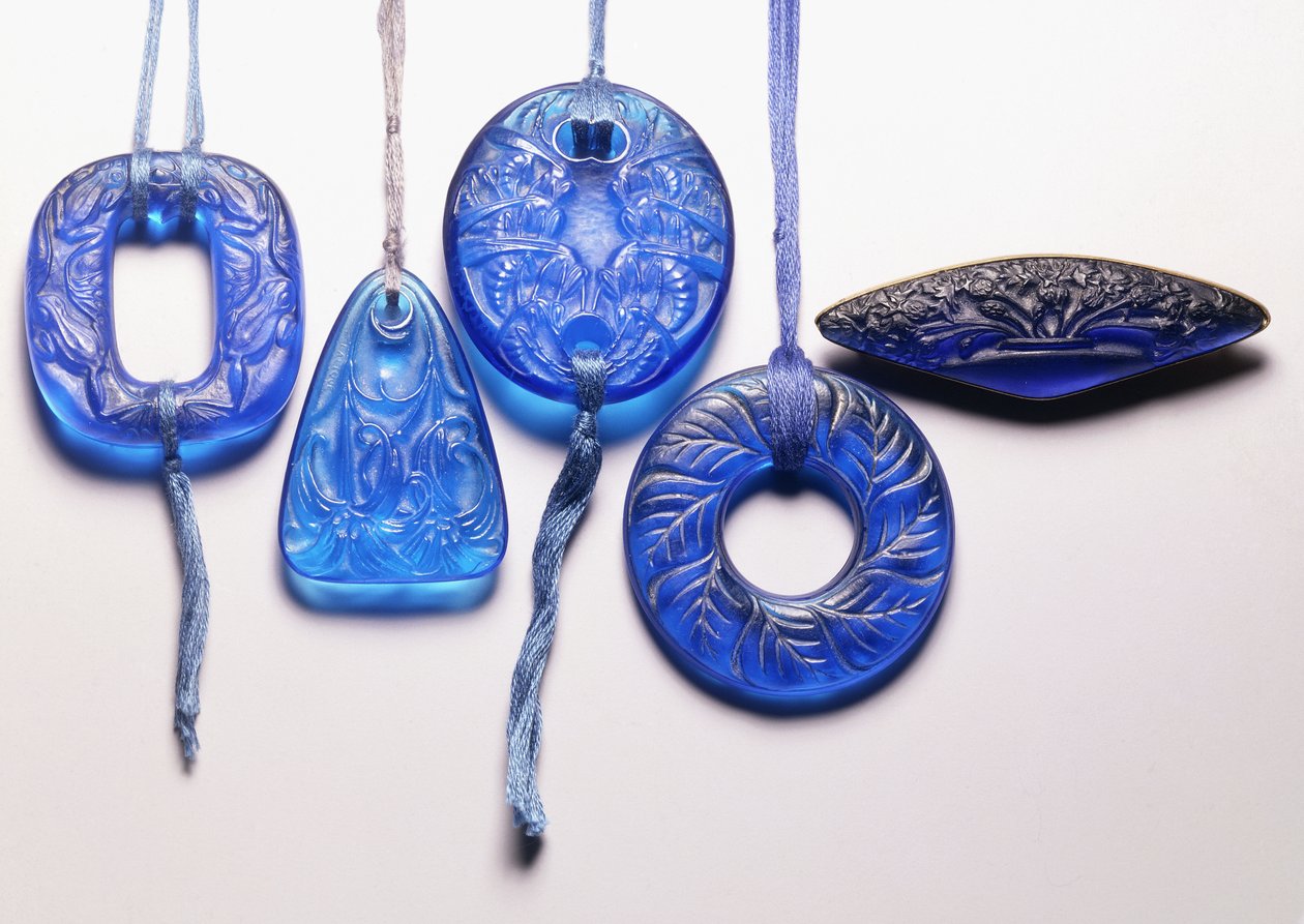 Fire vedhæng i turkis glas og en broche i forgyldt metal, af Rene Jules Lalique