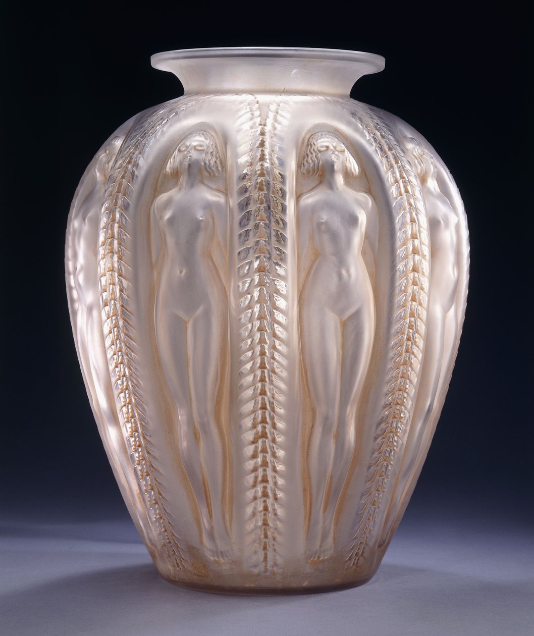 Luxembourg, en monumental støbt glasvase, af Rene Jules Lalique