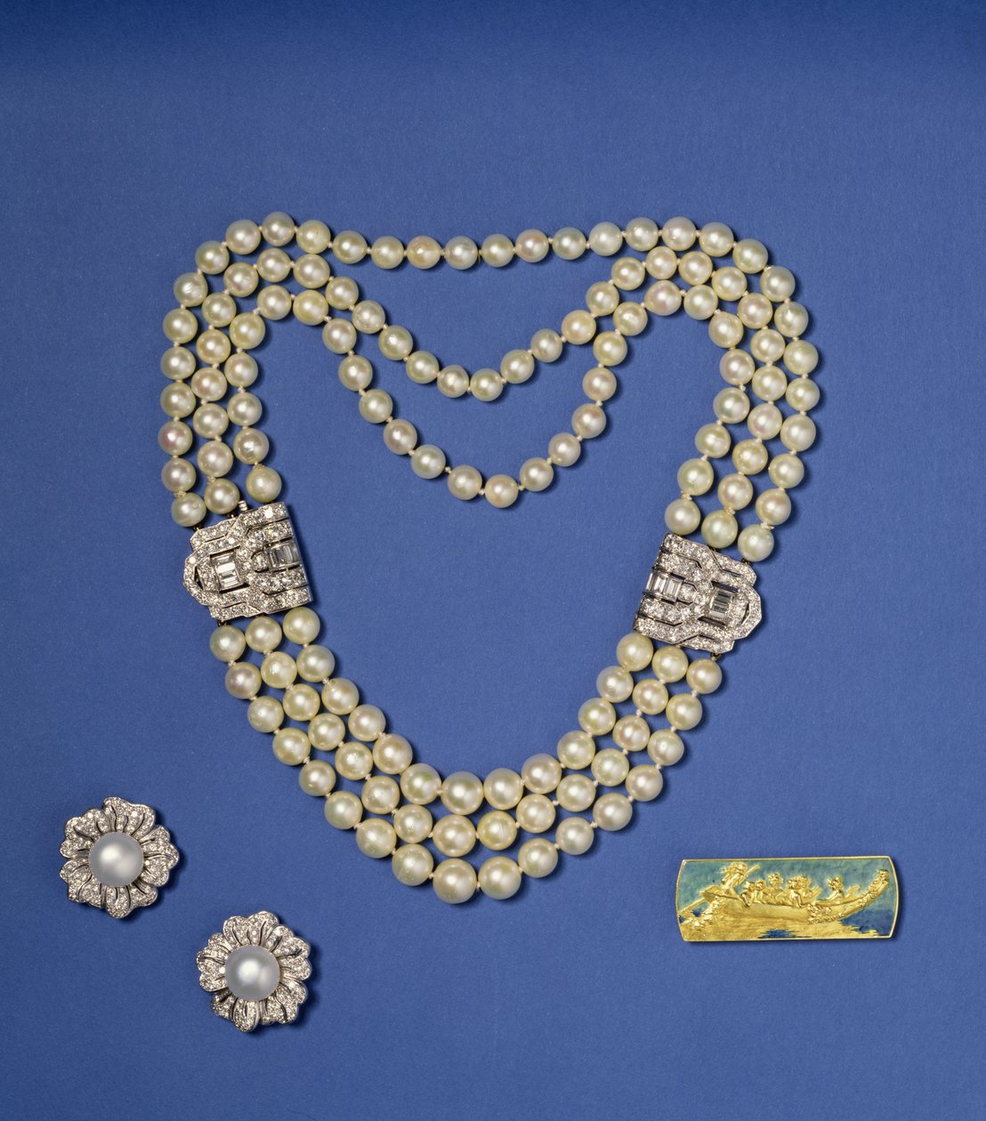 Udvalg af perlesmykker: tre-rækket perlekæde med diamantclips; boutonformede Southsea kulturperleøreringe; guld- og emaljebroche af Lalique, ca. 1900 (perle) af Rene Jules Lalique