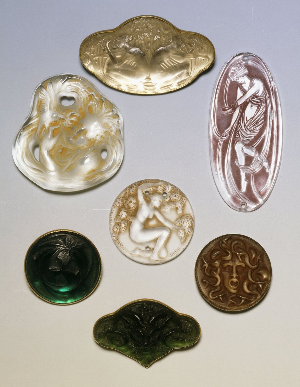 Forskellige glasbrocher, segl og vedhæng af Rene Jules Lalique