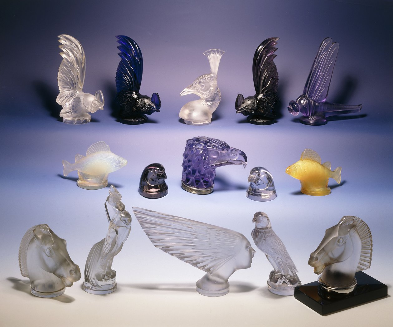 Forskellige glasbilmaskoter (af fugle, fisk, heste og et menneskehoved) af Rene Jules Lalique