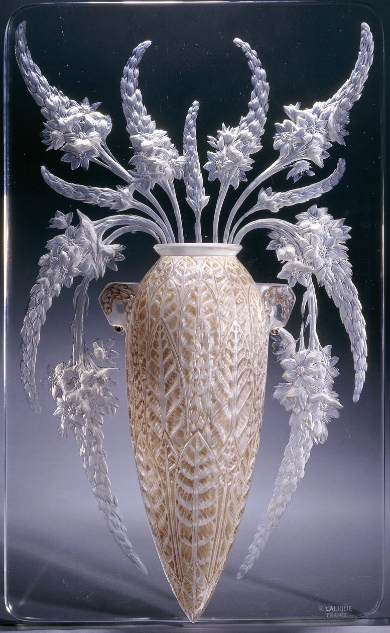 Vase Veronique; en af et par formstøbte glasapplikationer, af Rene Jules Lalique