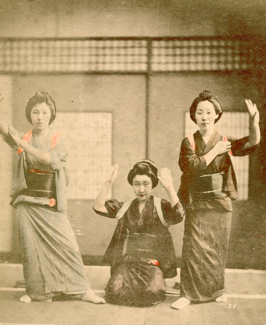 Piger danser ca. 1896 (foto) af Renjo Shimooka