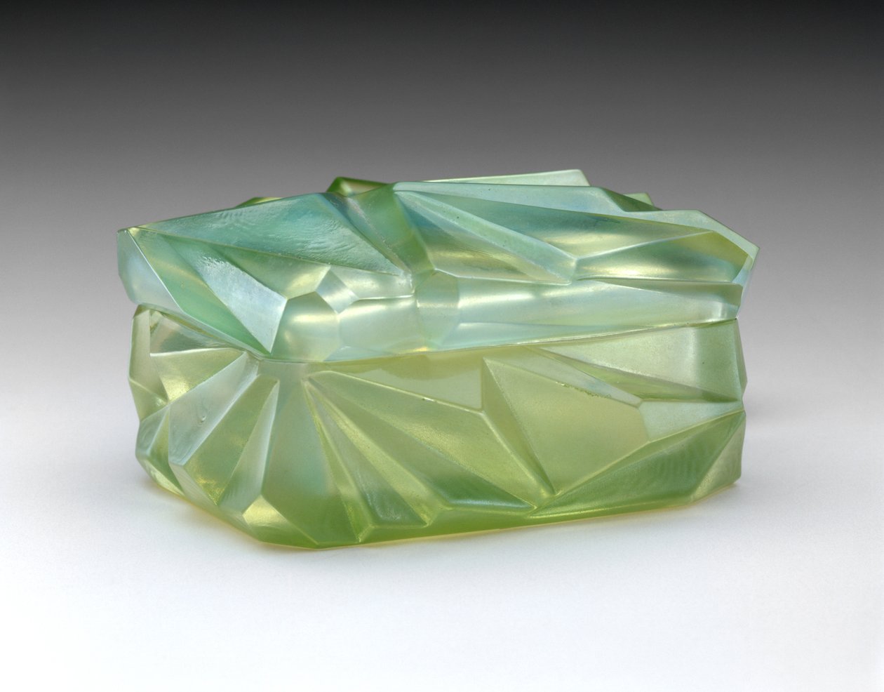 "Ruba Rombic" cigaretæske, ca. 1929 (opaliserende glas) af Reuben Haley