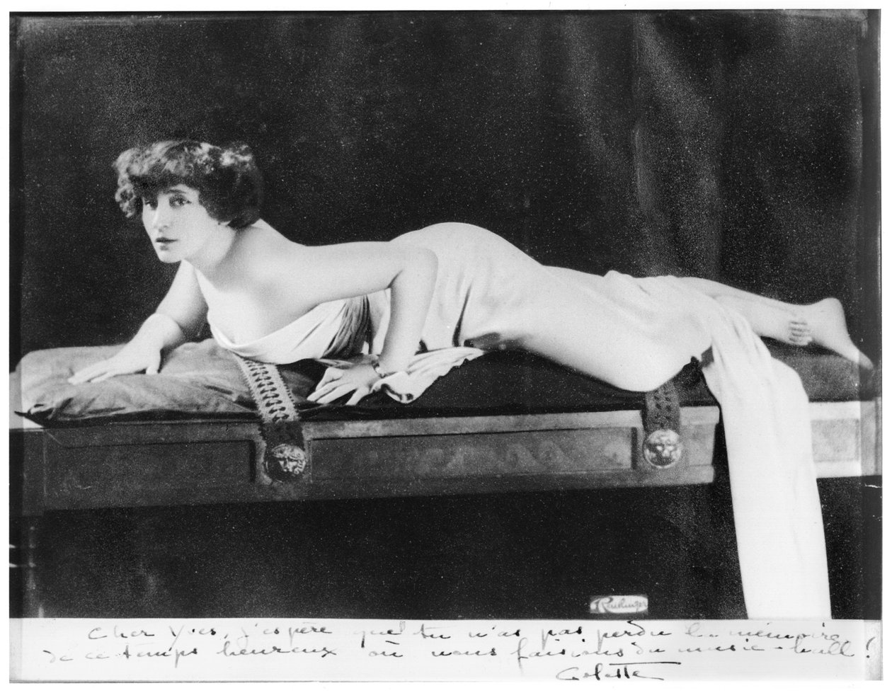 Colette (1873-1954) poserer, 1909 (se også 215403) af Reutlinger Studio