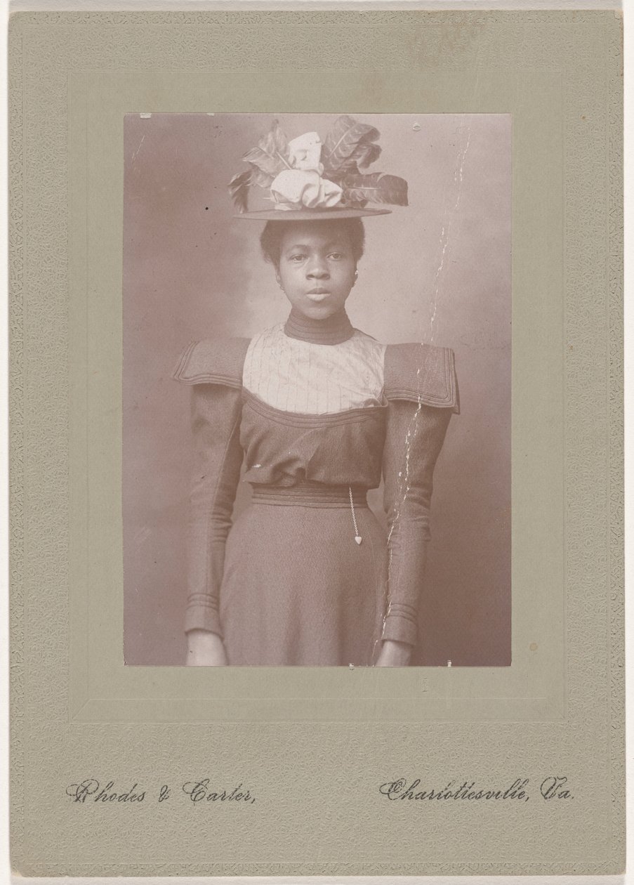 Portræt af en kvinde, ca. 1910 (foto) af Rhodes & Carter