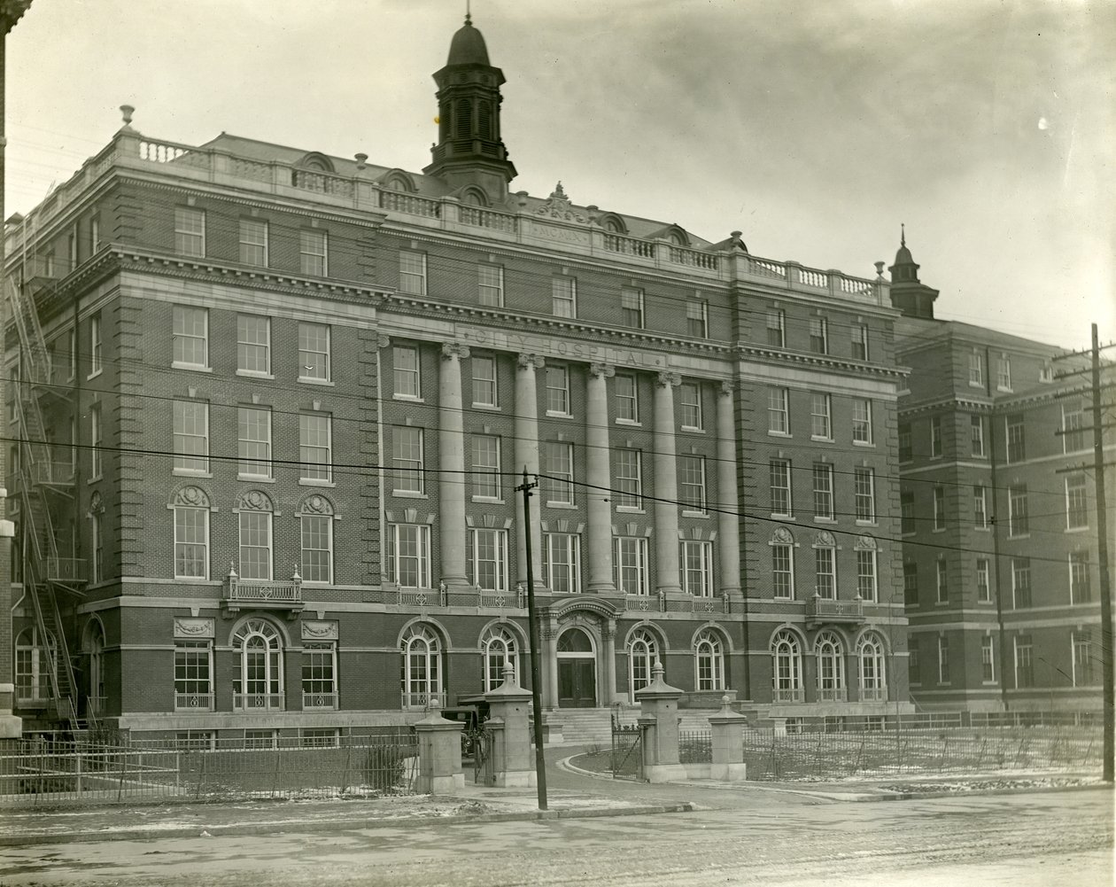 Byhospitalets hovedbygning i 1910 af Richard Moore