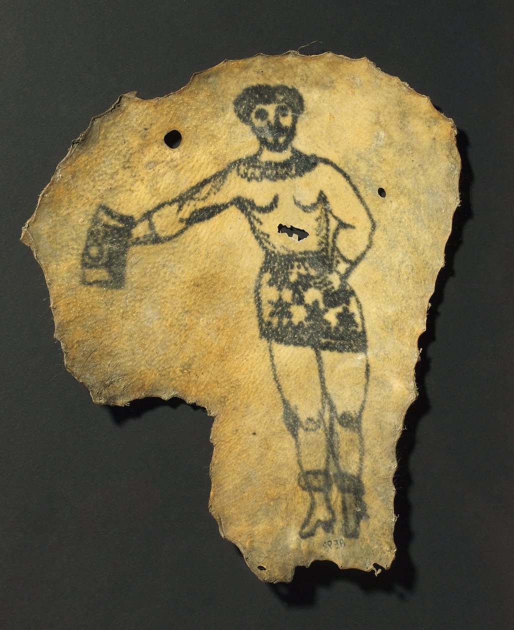 Menneskehud, tatoveret med mandsfigur i nederdel, sandsynligvis fransk af John Pardon
