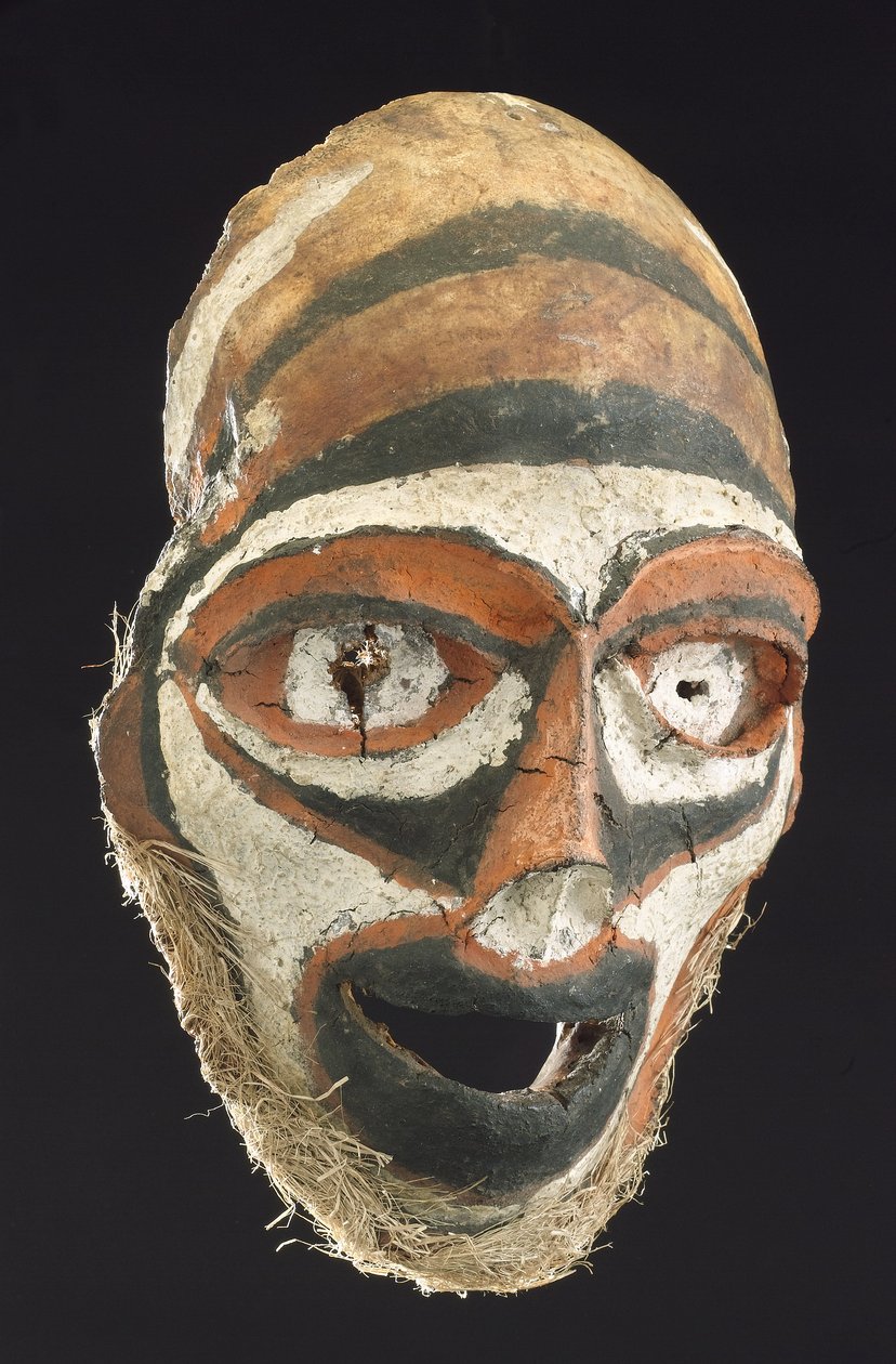 Maske lavet af et menneskeskalle, New Britain, Papua Ny Guinea af John Pardon