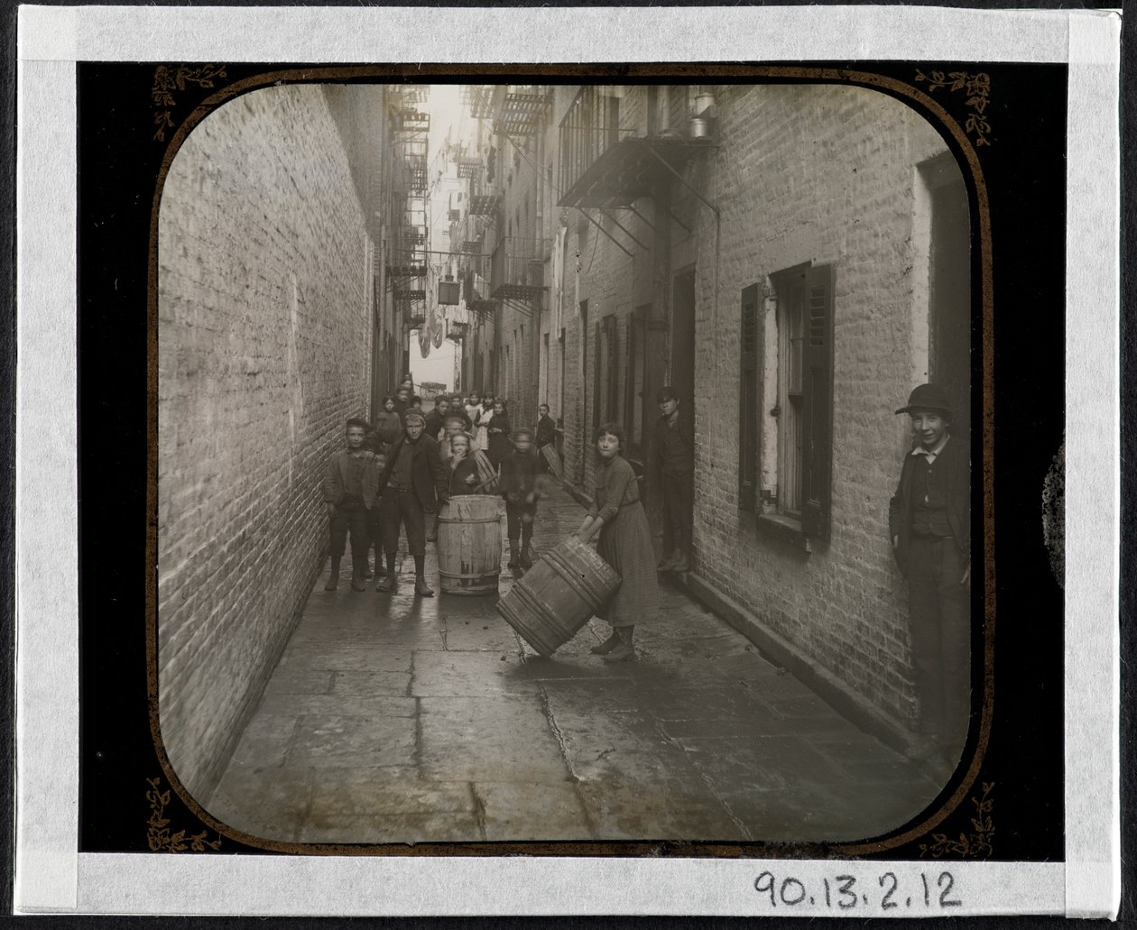 Gotham Court, 38 Cherry Street, ca. 1890 (sølvgelatineprint) af Richard Hoe Lawrence