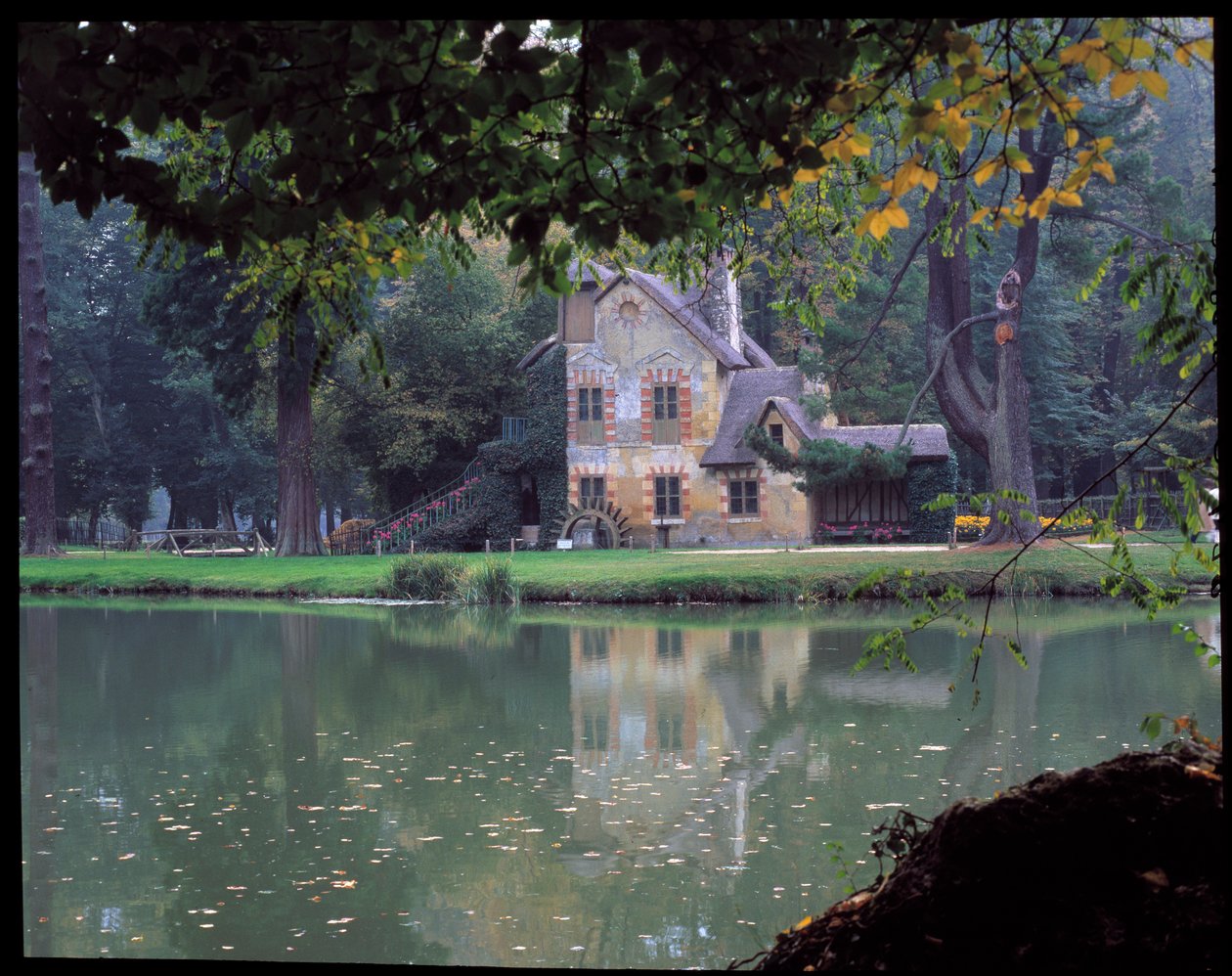 Hameau de la Reine - La Maison de la Reine ved Hameau de la Reine Marie Antoinette, i parken ved Chateau de Versailles. af Richard Mique