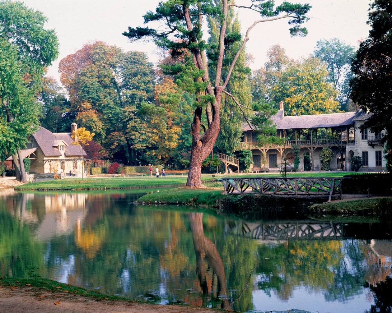 Dronningens hus i Hamlet of Queen Marie Antoinette, i parken ved Chateau de Versailles. af Richard Mique