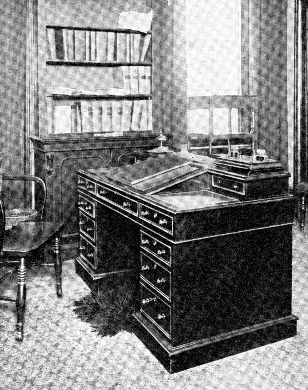 Stol og skrivebord af Charles Dickens, brugt i Gadshill, 1923. af Rischgitz Collection