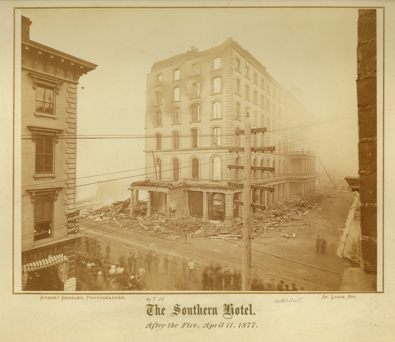 Udsigt over det sydlige hotel på fjerde og valnødstrøg efter branden den 11. april 1877 af Robert Benecke