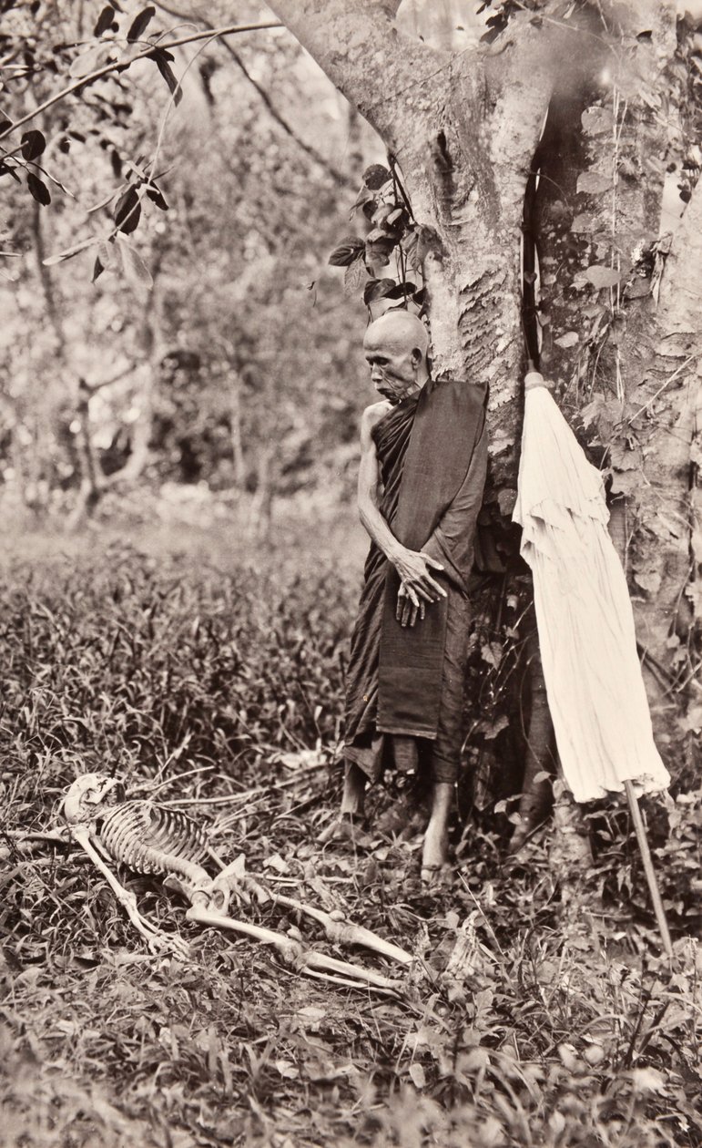 Symbolsk fotografi af en munk, der overvejer et skelet, Siam, ca. 1890 af Robert Lenz