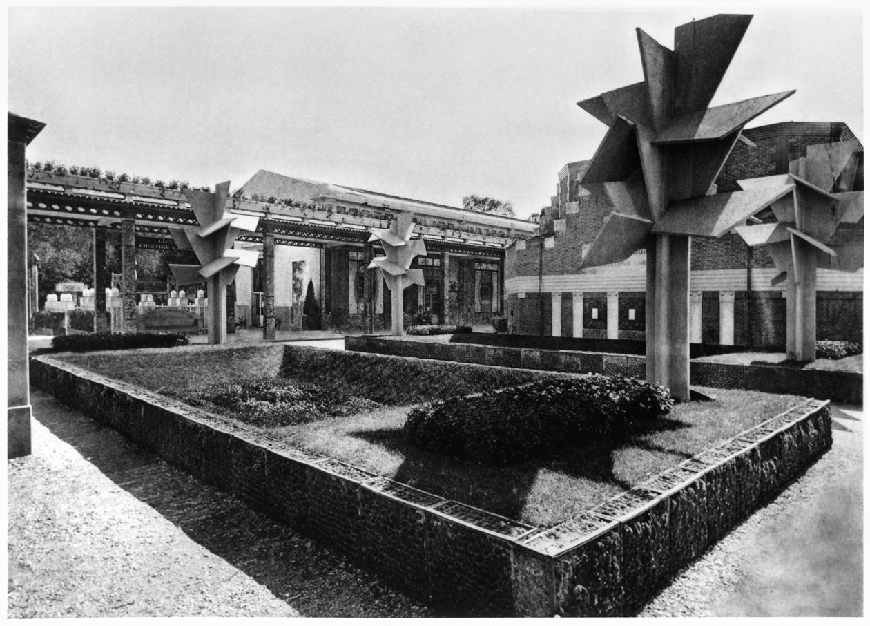 Vinterhaven og de kubistiske betontræer på Art Deco-udstillingen, fra 