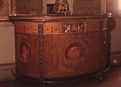 Den ene af et par kommoder af Adam, 1773 af Robert Adamson