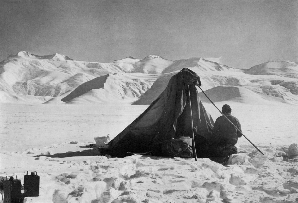 Dr. Wilson skitserer på Beardmore-gletsjeren, 13. december 1911, 1913 af Robert Falcon Scott