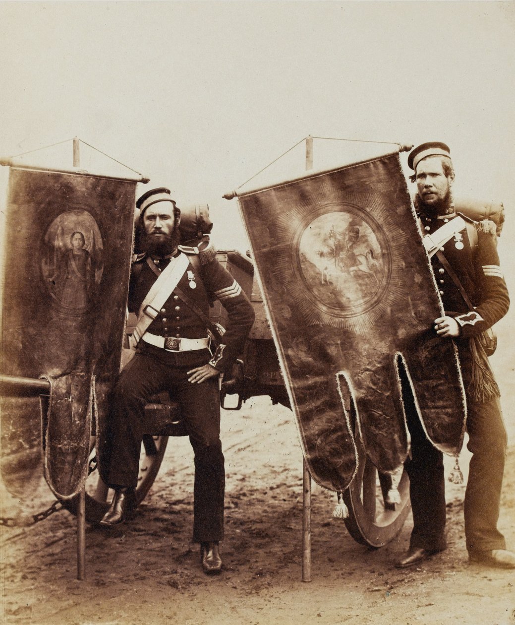 Kompagnisergent Christy og sergent McGifford, Royal Artillery, 1856 (sepiafoto) af Robert Howlett