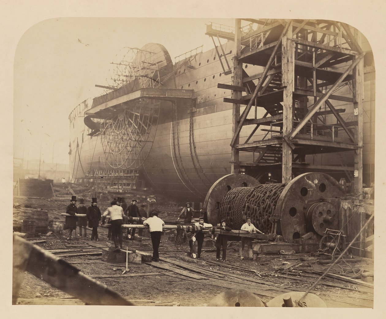 Mænd på arbejde ved siden af lanceringskæderne i Great Eastern, 18. november 1857. af Robert Howlett