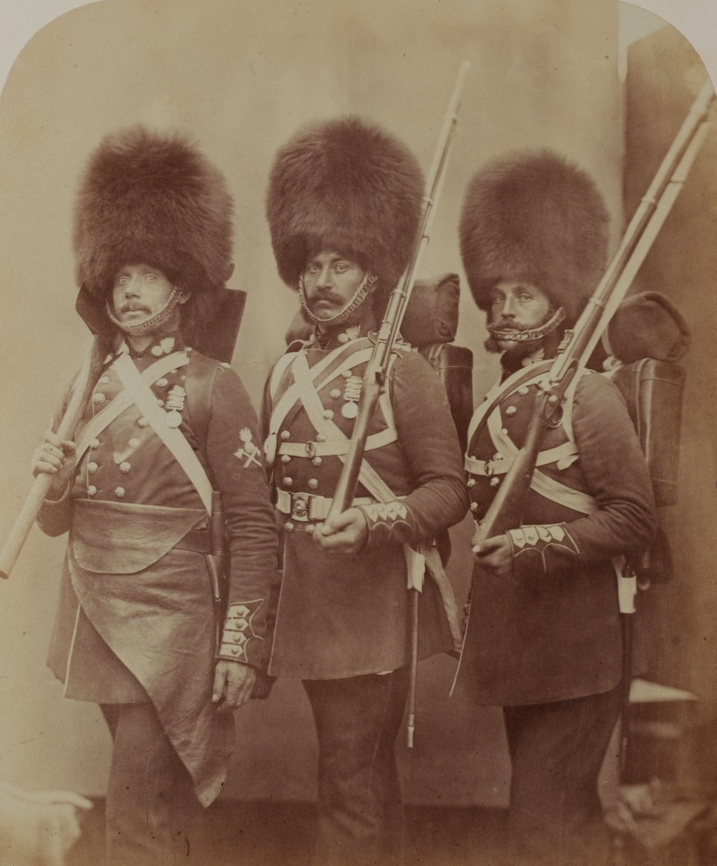 Pioneer Maners and Guardsmen Webster and Lemmen, Grenadier Guards af Robert Howlett