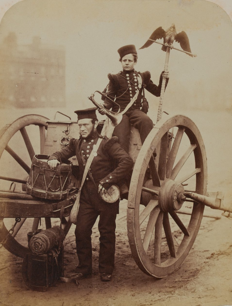 Trompetisterne Gritten og Lang, Royal Artillery, 1856 (sepia-foto) af Robert Howlett