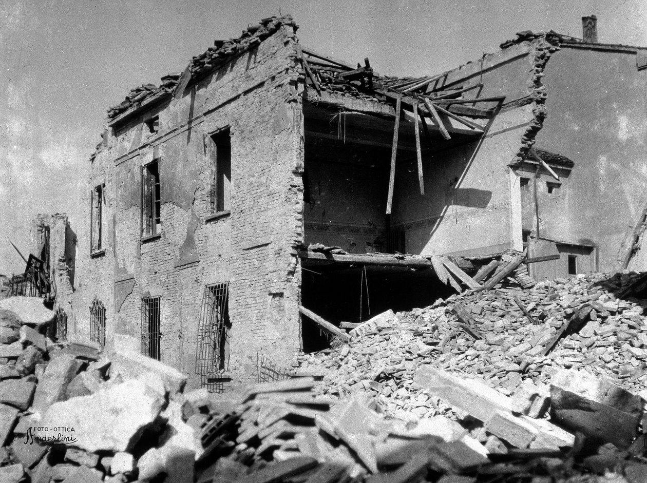 Bombardementerne af Sermide: et alvorligt beskadiget hus under anden verdenskrig af Robert Kretschmer