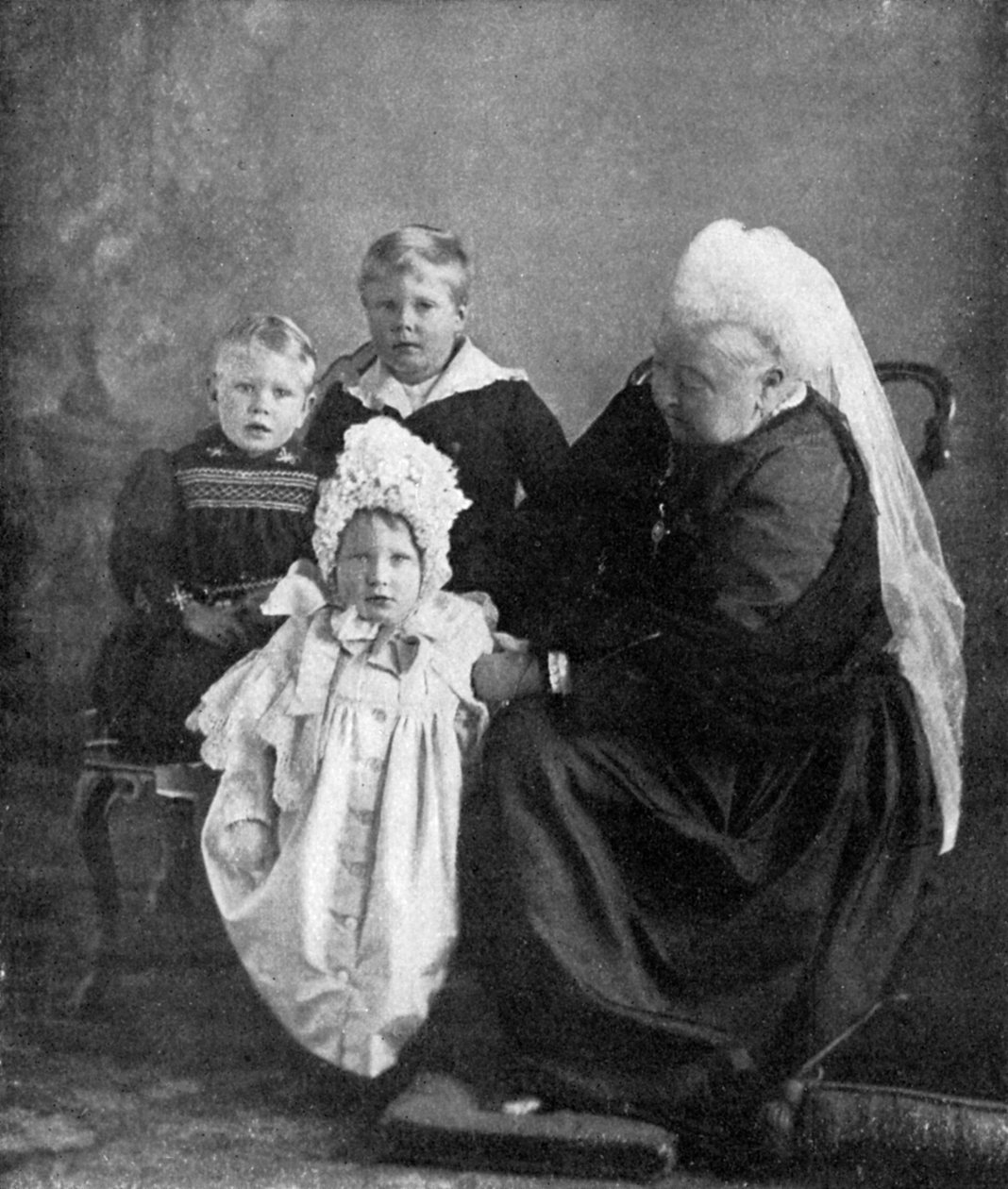 Dronning Victoria med børn af hertugen og hertuginden af York, 1901. af Robert Milne
