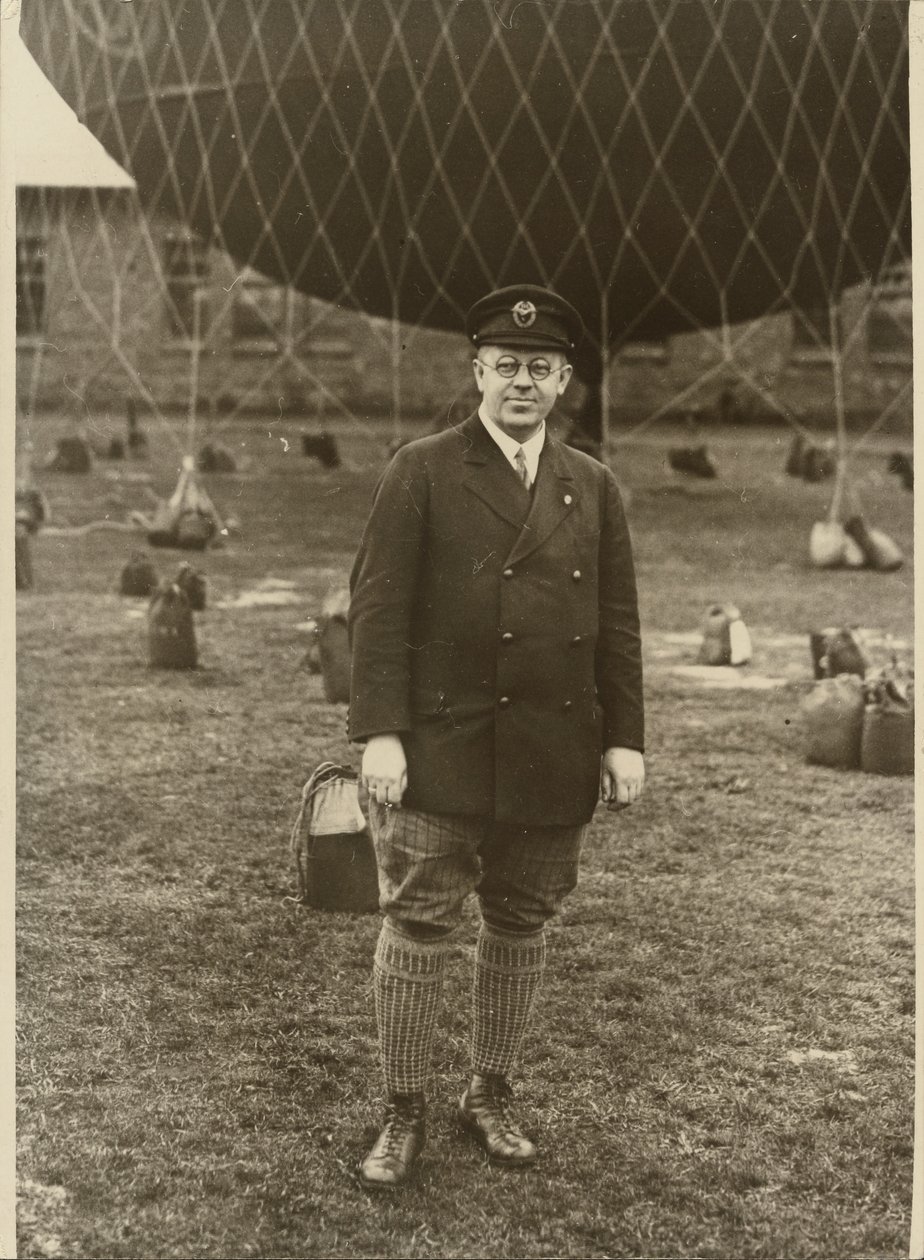 [Portræt af en ballonskipper] af Robert Petschow