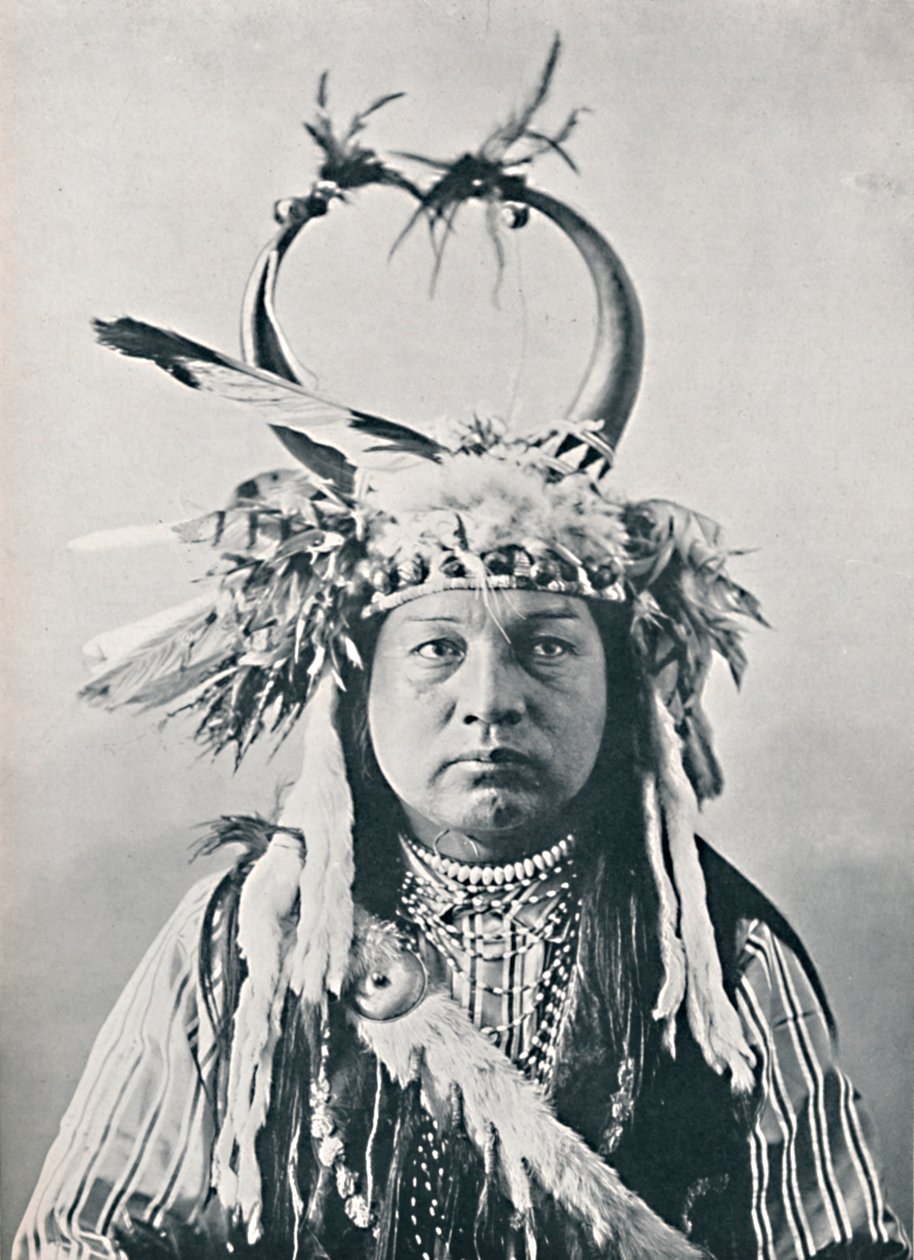 En indianer med bøffelhorns hovedbeklædning, 1912 af Robert Wilson Shufeldt