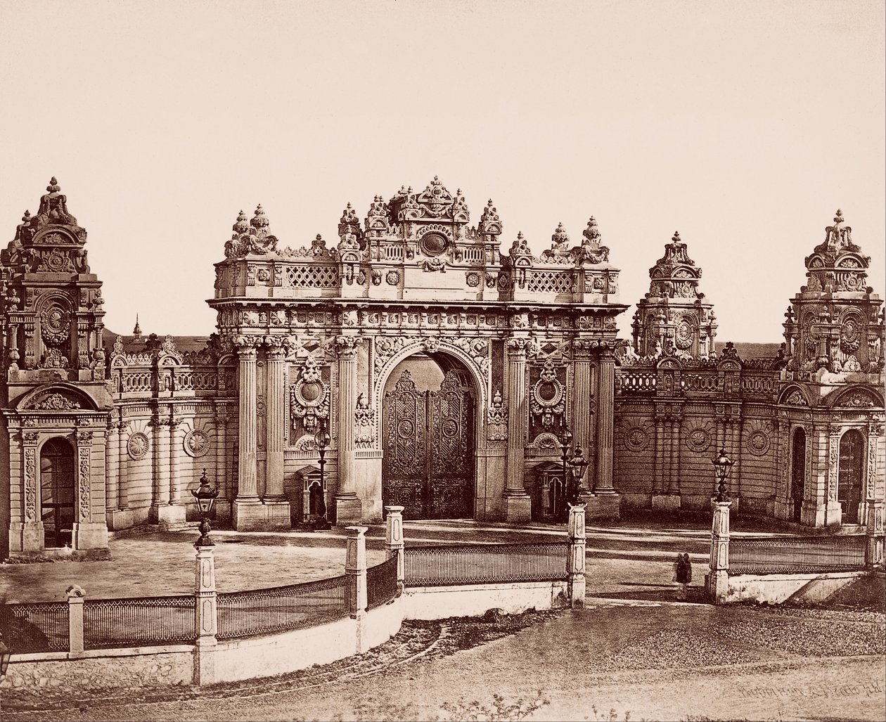 Dolmabahçe Palace Imperial Gate af Robertson and Beato