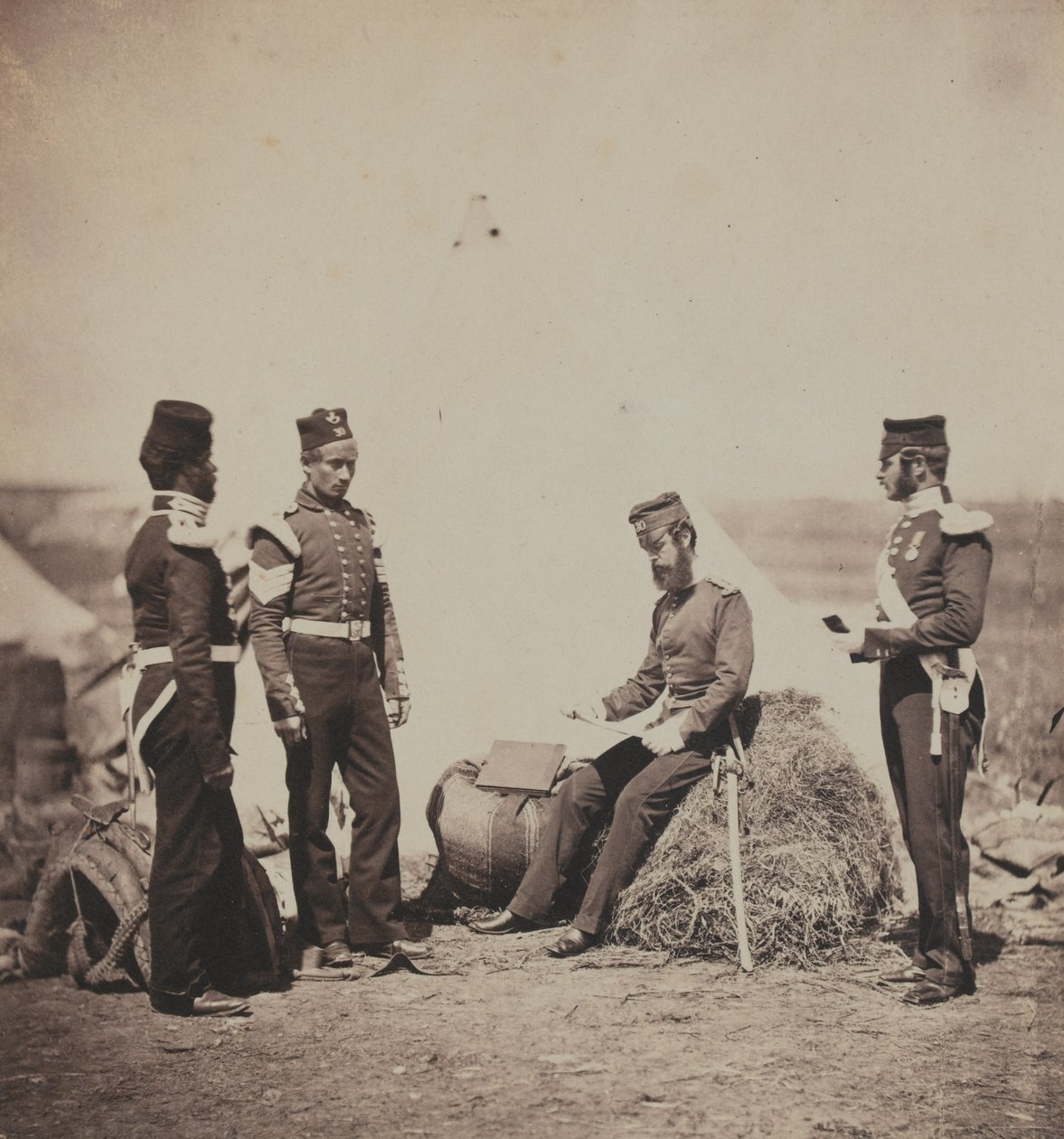 Kaptajn Mark Walker, 30th (The Cambridgeshire) Regiment of Foot, Reading General Orders, fra et album med 52 fotografier forbundet med Krimkrigen, 1855 af Roger Fenton