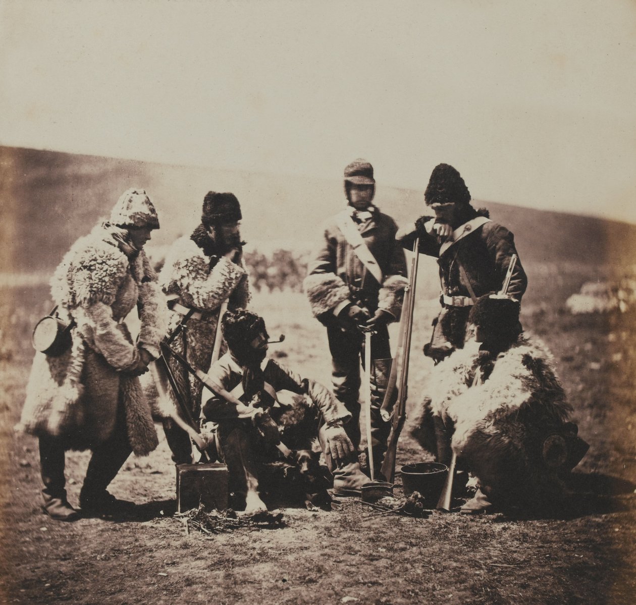 Kaptajn Pechell and Men of the 77th (East Middlesex) Regiment of Foot in Winter Dress, fra et album med 52 fotografier forbundet med Krimkrigen af Roger Fenton