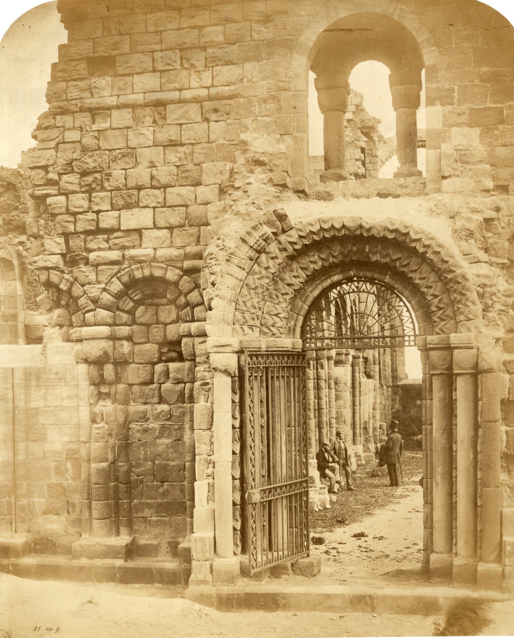 Kirkeruiner med tre mænd (print af saltet papir) af Roger Fenton