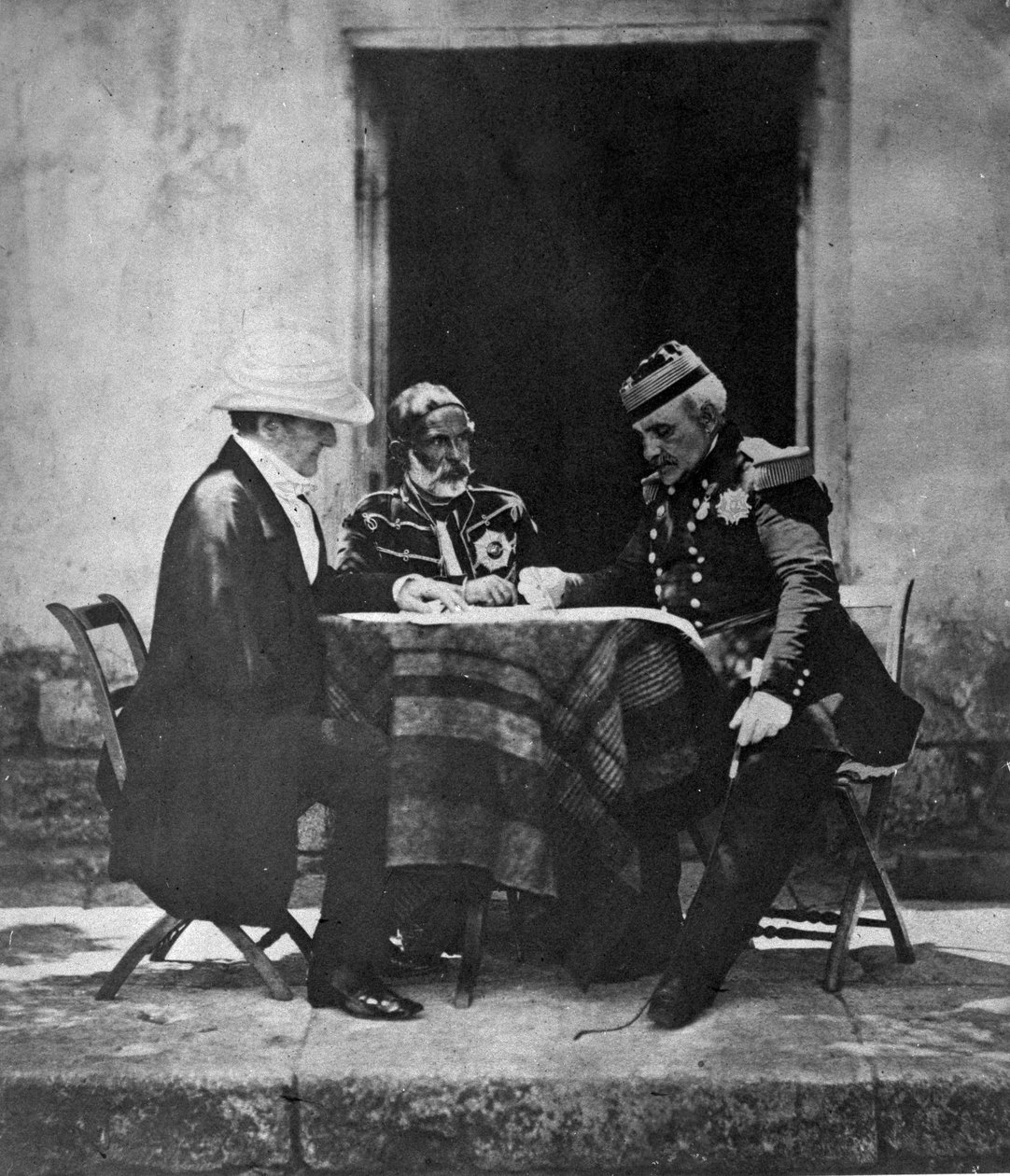 Krigsrådet afholdt om morgenen efter indtagelsen af Mamelon, 1855 af Roger Fenton