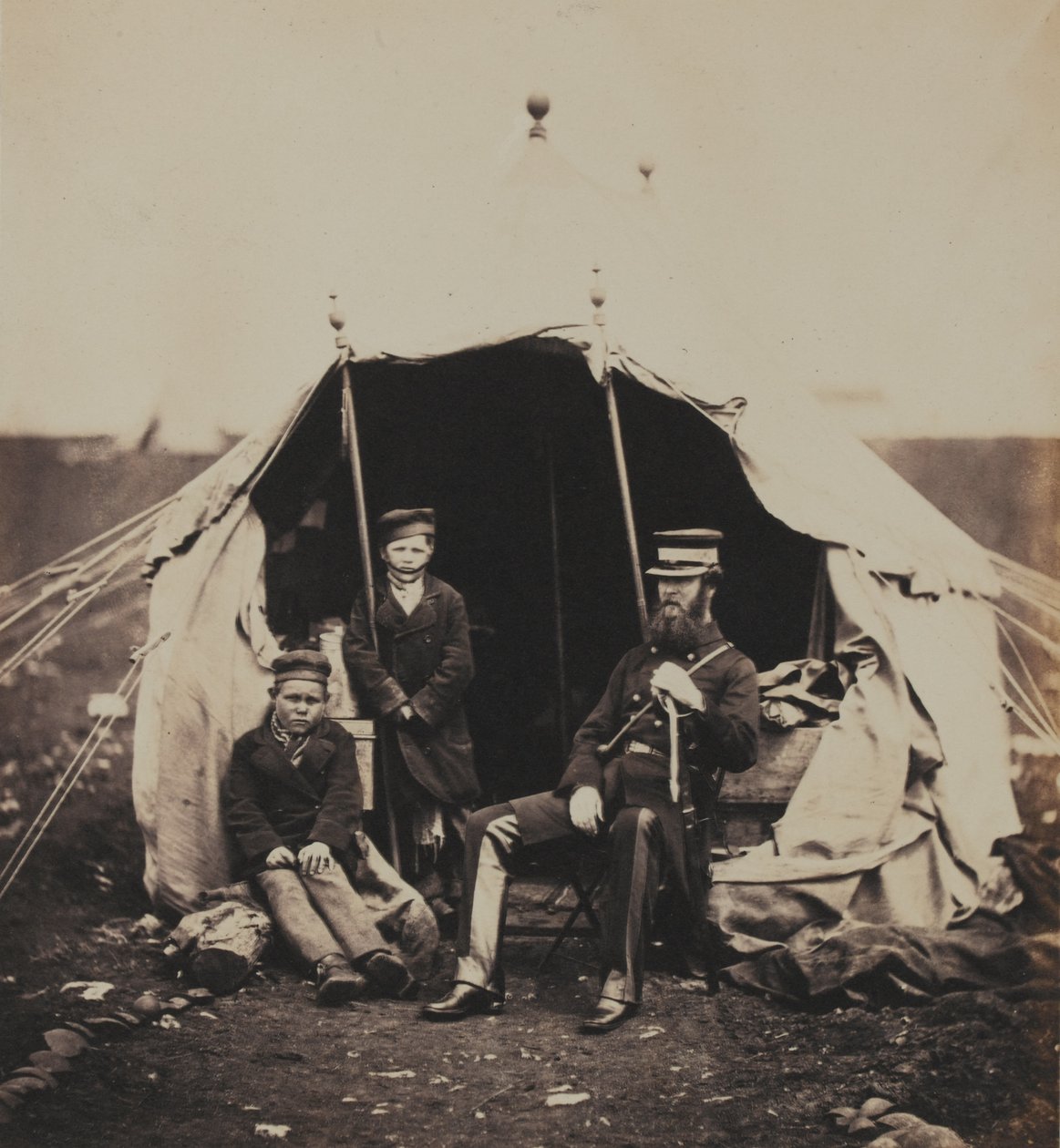 Oberstløjtnant Studholme Brownrigg, CB og de russiske drenge, fra et album med 52 fotografier forbundet med Krimkrigen, 1855 af Roger Fenton