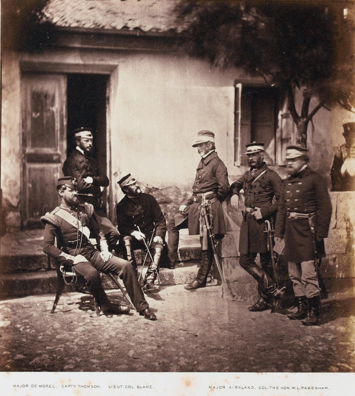 Generalmajor James Bucknall Bucknall Estcourt og Staff, fra et album med 52 fotografier forbundet med Krimkrigen, 1855 af Roger Fenton