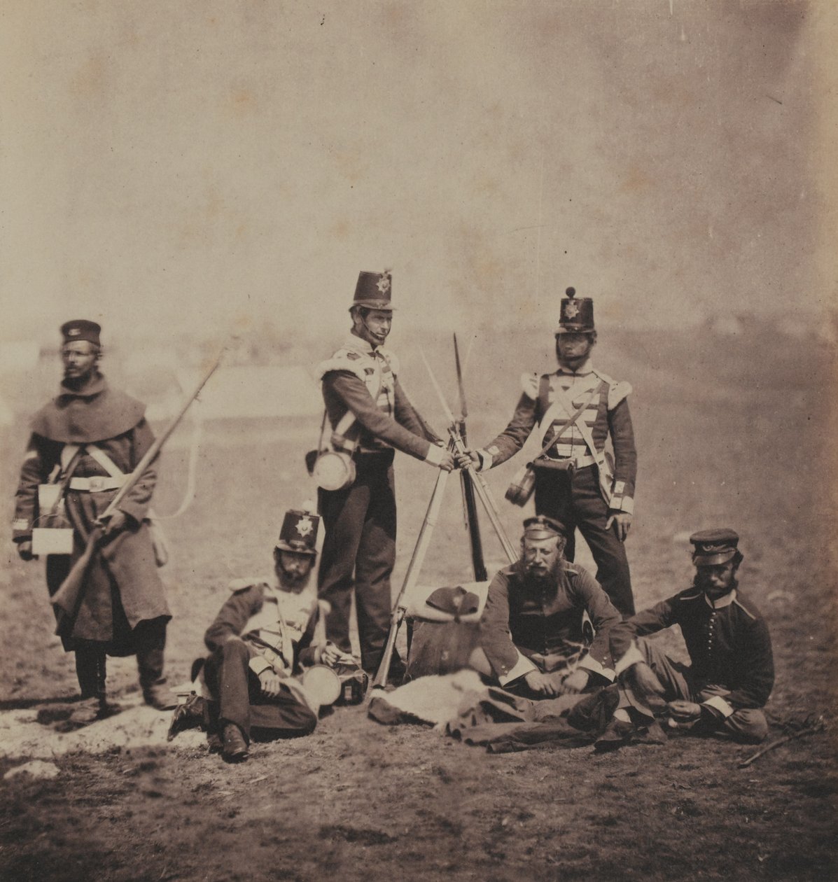Officerer og mænd fra 3rd (East Kent) Regiment of Foot (The Buffs) fra et album med 52 fotografier forbundet med Krimkrigen, 1855 af Roger Fenton