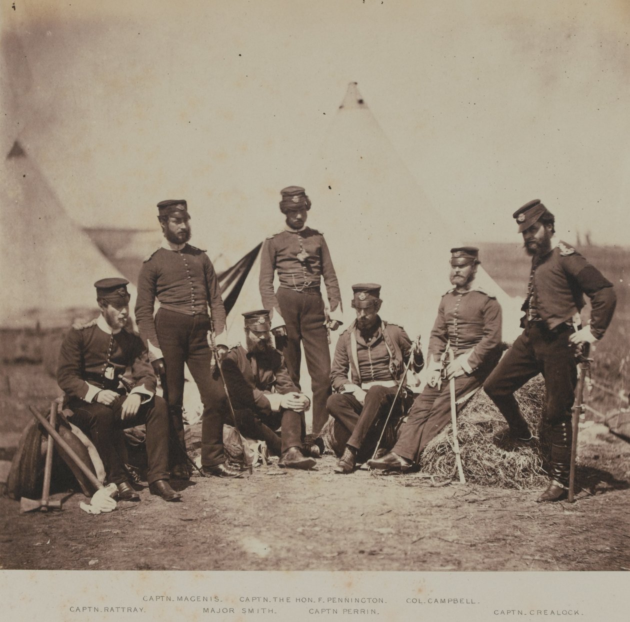 Officerer fra 90th (Perthshire Volunteers) (Light Infantry) Regiment of Foot, fra et album med 52 fotografier forbundet med Krimkrigen, 1855 af Roger Fenton