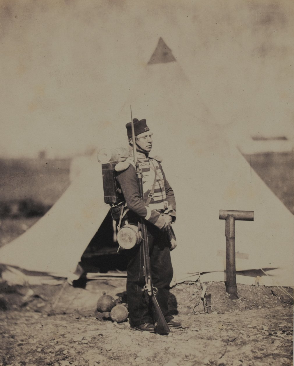 Menig fra 28th (North Gloucestershire) Regiment of Foot in Full Marching Order, fra et album med 52 fotografier forbundet med Krimkrigen af Roger Fenton
