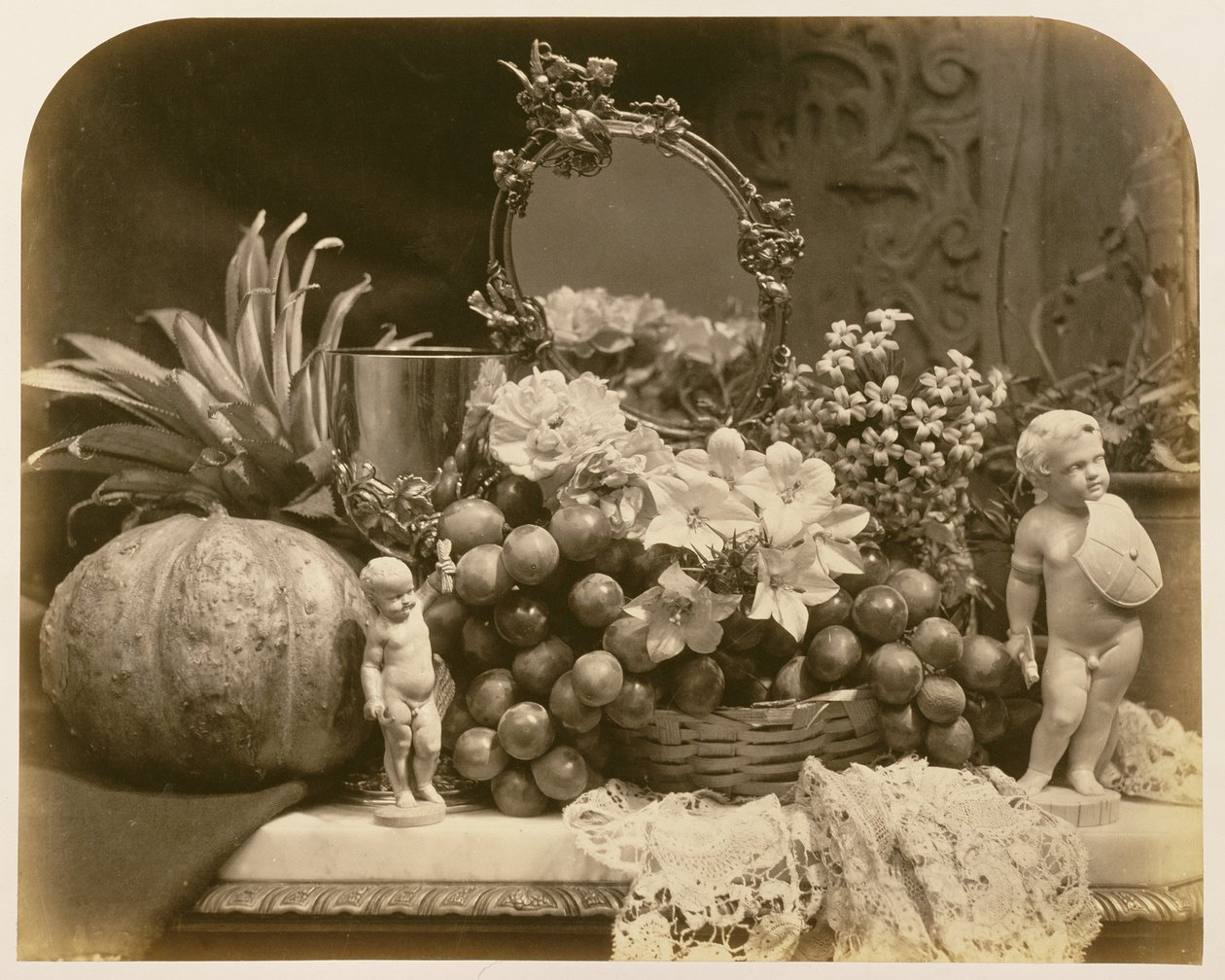 Stilleben af frugt med spejl og figurer, 1860 (sepiafoto) af Roger Fenton